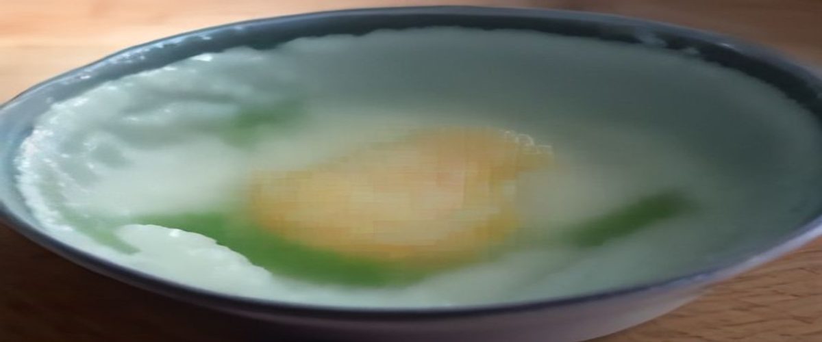 继母的朋友们评测封面，砖红色调编辑风排版，展示作品人物群像与情感叙事氛围，极简留白构图